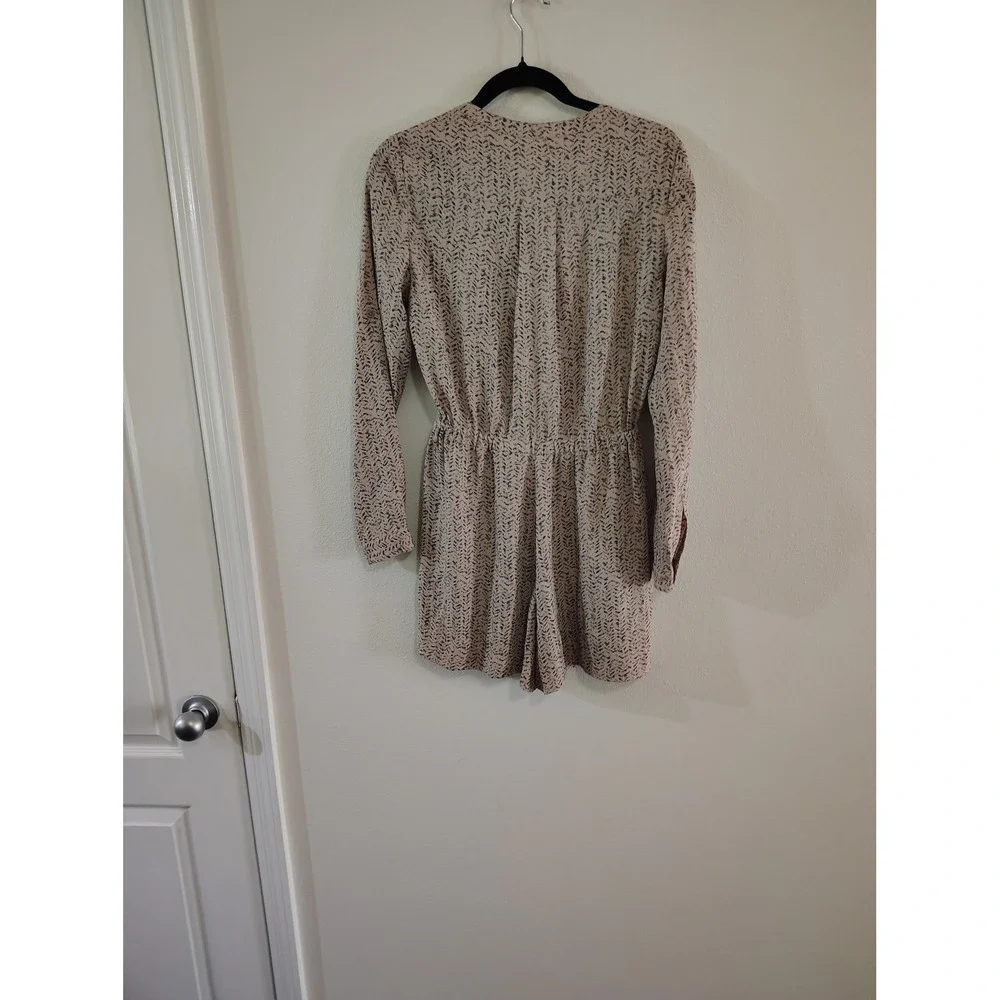 Ann Taylor LOFT Womens XS Long Sleeve Romper Beige Black Abstract Print V-Neck - Picture 3 of 3
